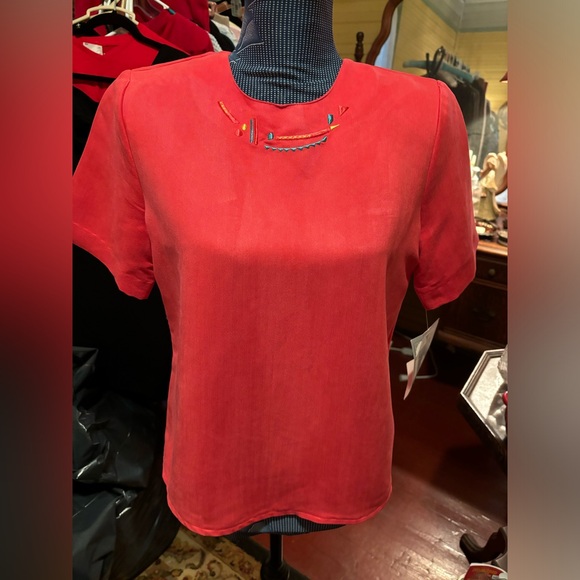 NWT City Girl Petites SIZE 4 Women’s Embroidered Blouse Bust 36” Length 22” - Picture 1 of 6